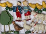 une boîte contenant tout un tas de figurines