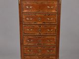 une ancienne commode en bois avec un plateau en marbre