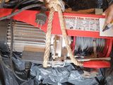 un homme qui travaille sur une machine rouge et noire
