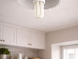 une lampe fixée au plafond de la cuisine