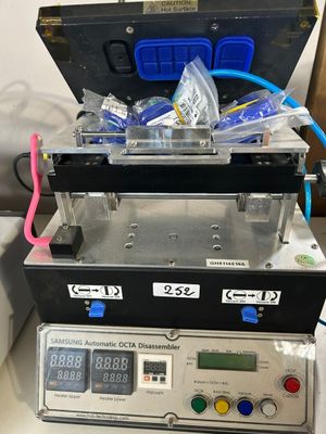 une machine posée sur une table