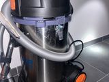 un aspirateur posé sur le sol à côté d'un mur
