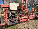 un tracteur qui est à l'arrêt dans la terre, près d'un autre tracteur