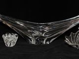 trois morceaux de verre posés sur un tissu noir