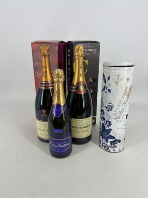 trois bouteilles de champagne et une bouteille de vin posées sur une table