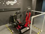 une image représentant un simulateur de course automobile à l'intérieur d'un bâtiment