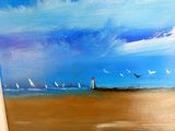 une peinture représentant un phare sur la plage, avec des mouettes qui volent