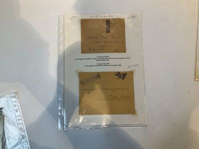 deux enveloppes accrochées au mur l'une à côté de l'autre