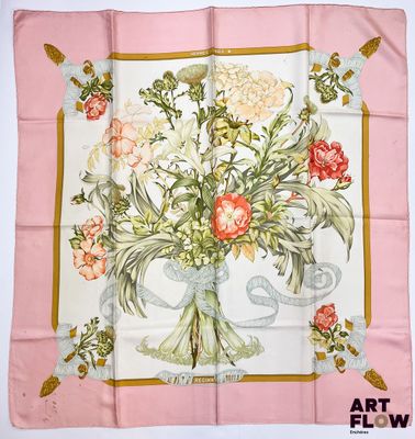 une image représentant un foulard carré orné d'un bouquet de fleurs