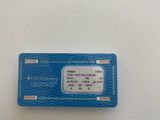 une carte d'identité en plastique bleue posée sur une surface blanche