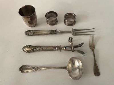 beaucoup d'argenterie sur une table avec des cuillères et des fourchettes