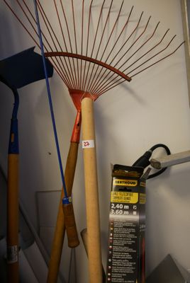 un grand nombre d'outils qui restent sur une étagère