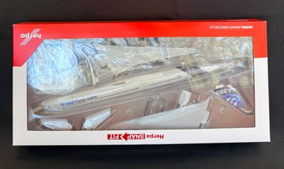 une boîte contenant une maquette d'avion