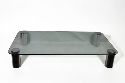 table basse en verre avec des pieds en métal noir et un plateau en verre