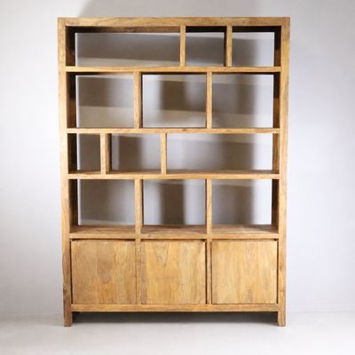 une photo d'une bibliothèque en bois posée contre un mur blanc