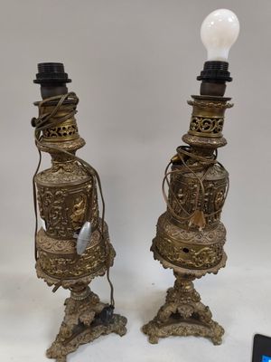 paire de bougeoirs anciens en laiton, ornés de chapeaux haut-de-forme et de clochettes