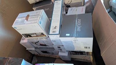 un grand nombre de boîtes empilées les unes sur les autres