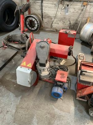 une machine posée sur le sol dans un garage