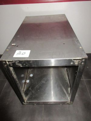 une table en acier inoxydable avec une étagère métallique en dessous