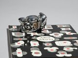 figurine représentant une moto posée sur un livre, sur une table