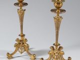 paire de bougeoirs anciens en laiton sur un socle, sur fond blanc