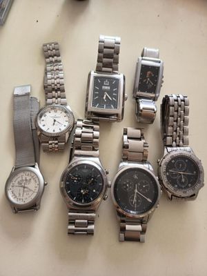 un grand nombre de montres posées sur une table