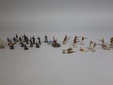 un grand nombre de figurines posées sur une table