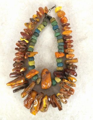 gros plan d'un collier sur une surface blanche