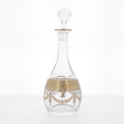 Une carafe en cristal taillé et réhauts doré