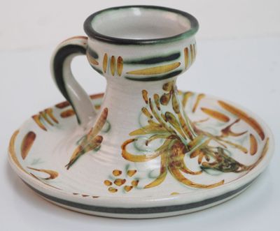une tasse et une soucoupe posées sur une soucoupe, sur une table