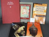 plusieurs livres sont posés sur une table les uns à côté des autres