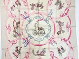 une photo d'un foulard carré orné d'un motif représentant un cheval et une calèche