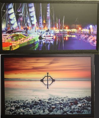 deux photos de bateaux sur l'eau, de nuit et de jour