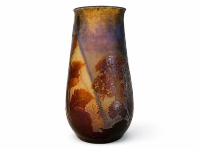 un vase posé sur une surface blanche