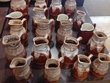 de nombreux types de vases différents posés sur une table