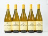 six bouteilles de vin sont alignées sur une surface blanche
