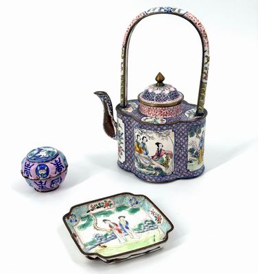 a tea pot and a plate with a bird on it