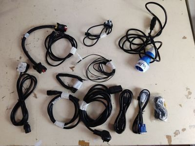 Lot de câbles comprenant : CABLE ALIMENTATION PC UK CABLE AL…