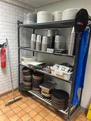 beaucoup d'assiettes et de bols sur l'étagère de la cuisine
