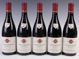 six bouteilles de vin sont alignées sur une table