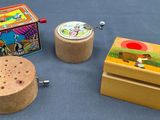 trois boîtes en bois et une petite boîte en bois posées sur une table