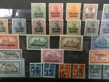 une photo d'une collection de timbres exposée dans une vitrine
