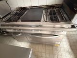 une cuisine équipée d'une cuisinière, d'un four et d'un lave-vaisselle