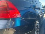une voiture garée sur le côté de la route