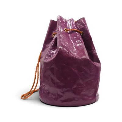 le grand sac violet est posé sur une surface blanche