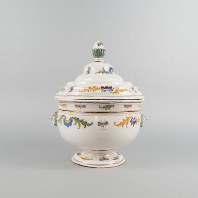 un plat à soupe en porcelaine chinoise avec couvercle, XXe siècle