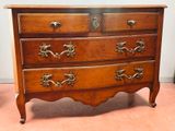 une commode en bois munie de poignées en laiton