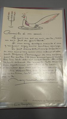 une lettre manuscrite sur une feuille de papier sur laquelle est dessiné un oiseau