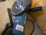 une machine bleue posée sur le sol