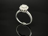 gros plan d'une bague en diamant sur une surface noire